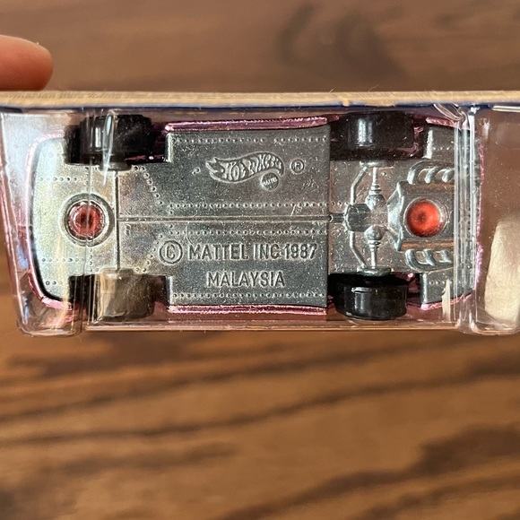 Hot Wheels 1794 Porsche 959 - Gleam Team Pink Chrome - Picture 2 of 4